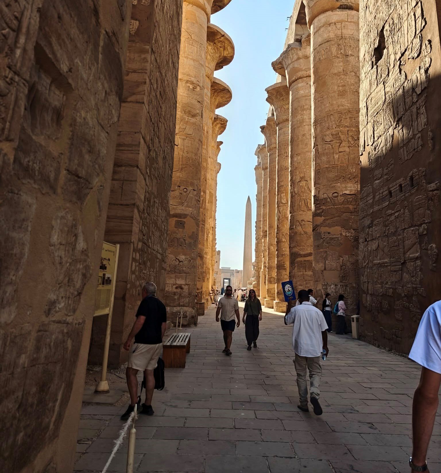 أفواج سياحية تستمتع فى صالة الأعمدة الكبرى بالكرنك