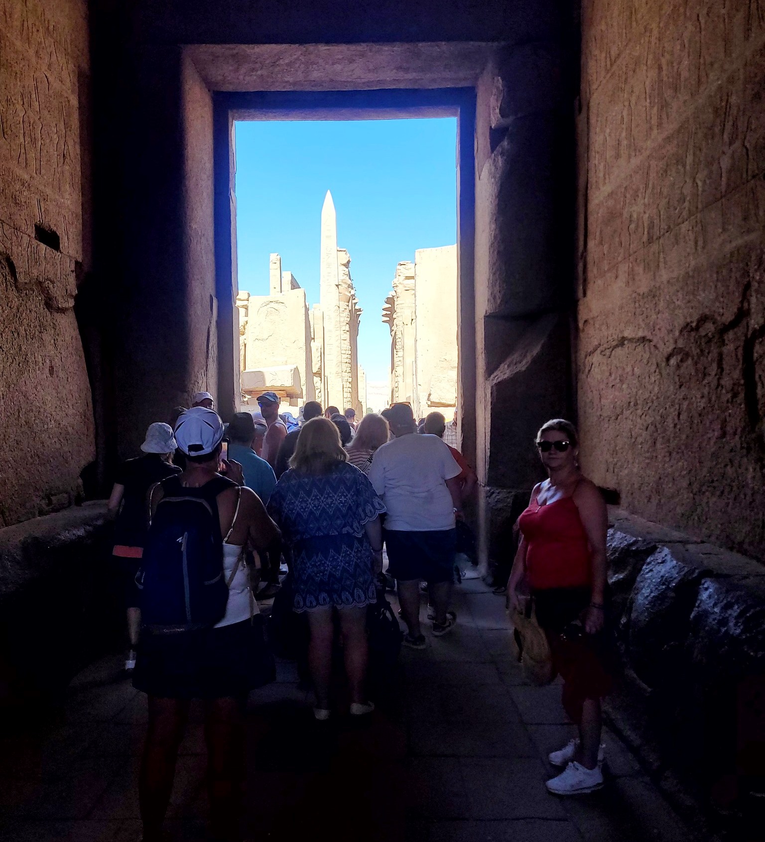 استمتاع السائحين فى مقصورة قدس الأقداس بالكرنك