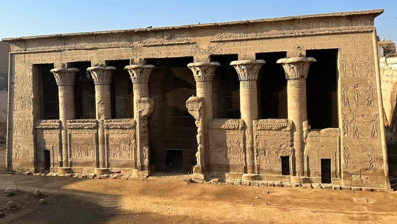 واجهة معبد خنوم الفرعونى بمدينة إسنا