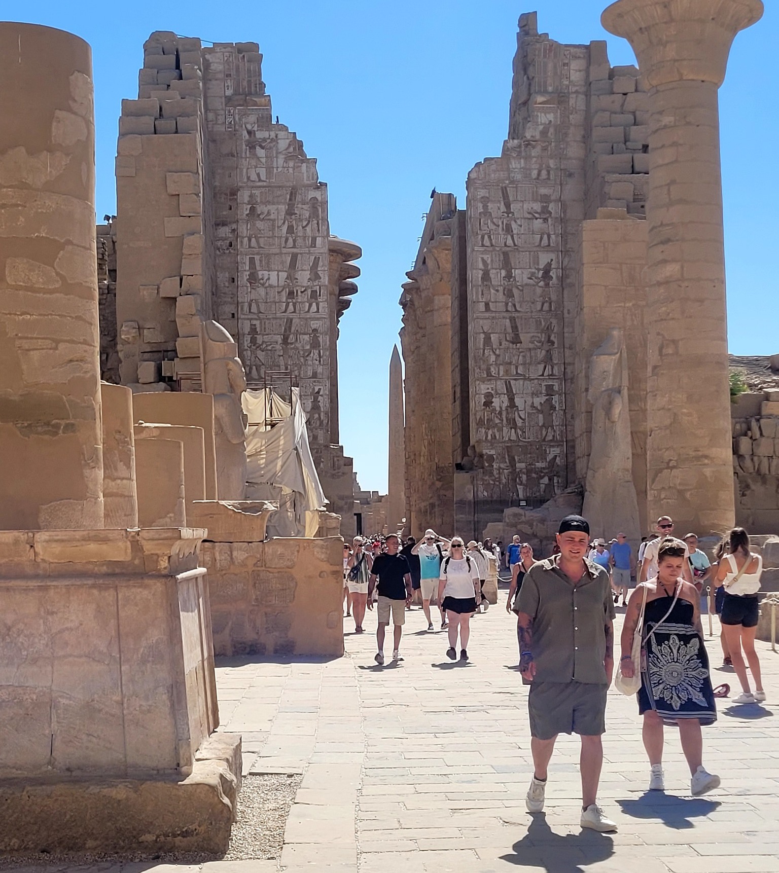 الأفواج السياحية خلال زيارتهم لمعابد الكرنك