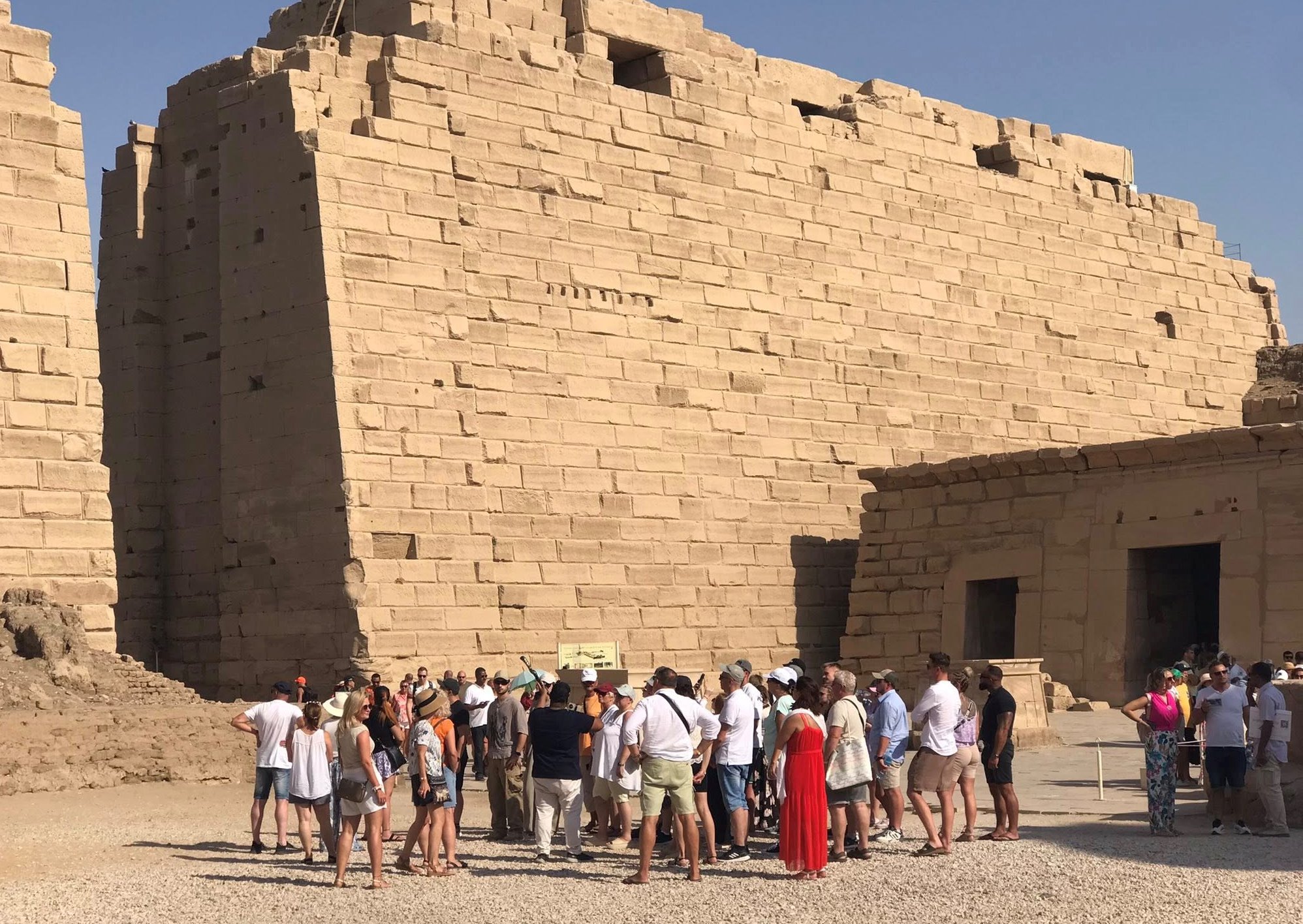 الأفواج السياحية تستمتع داخل معابد الأقصر