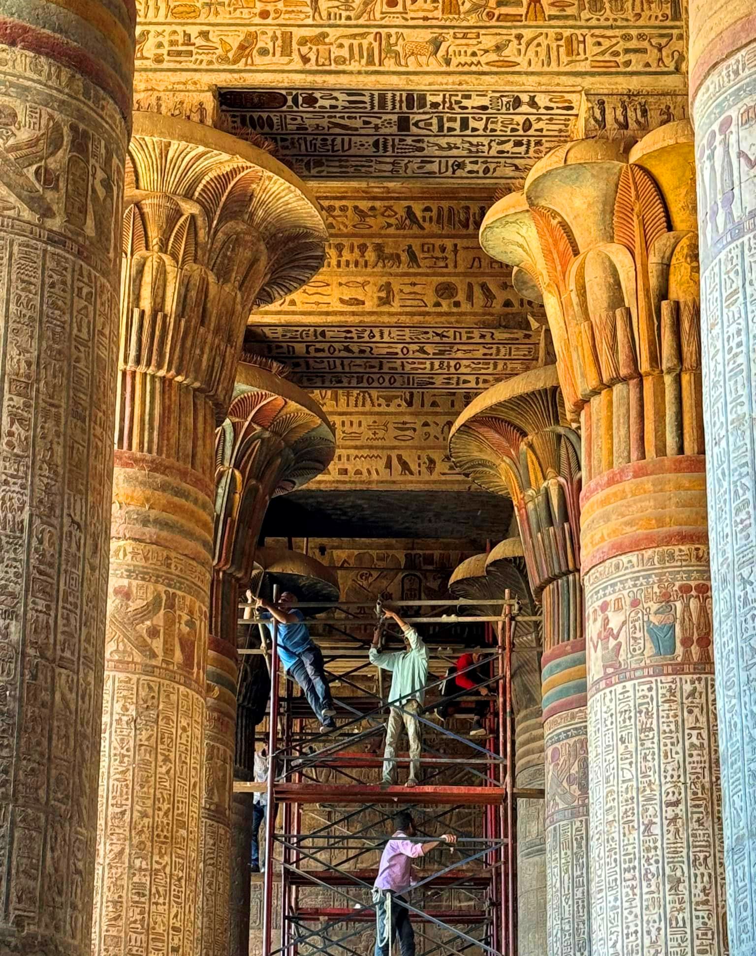 ترميمات مميزة لإظهار النقوش والألوان البديعة بأعمدة معبد خنوم