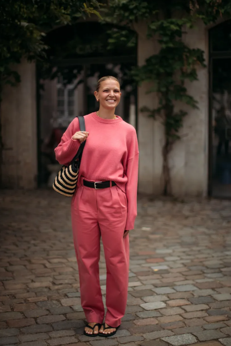 بلوفر زاهي اللون