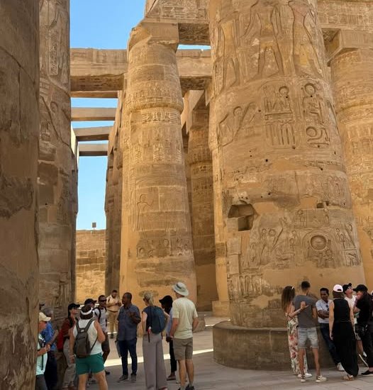 الأجانب من حول العالم فى قلب صالة الأعمدة الكبرى بالكرنك