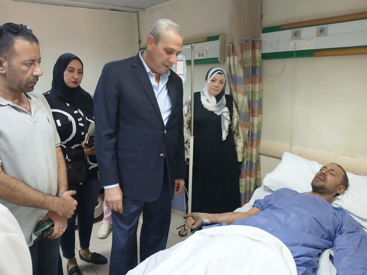 محافظ الغربية يزور مصابي حادث مصنع المحلة