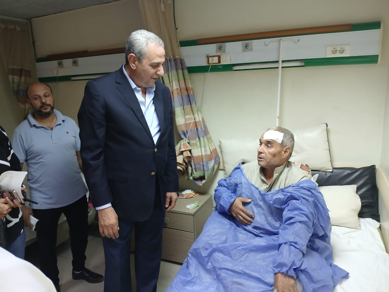 خلال زيارة المصابين