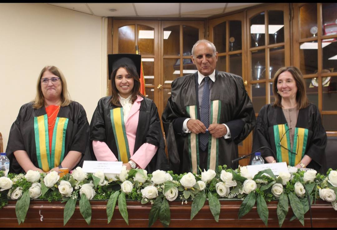 الباحثة نوران مهدي مع أعضاء لجنة المناقشة