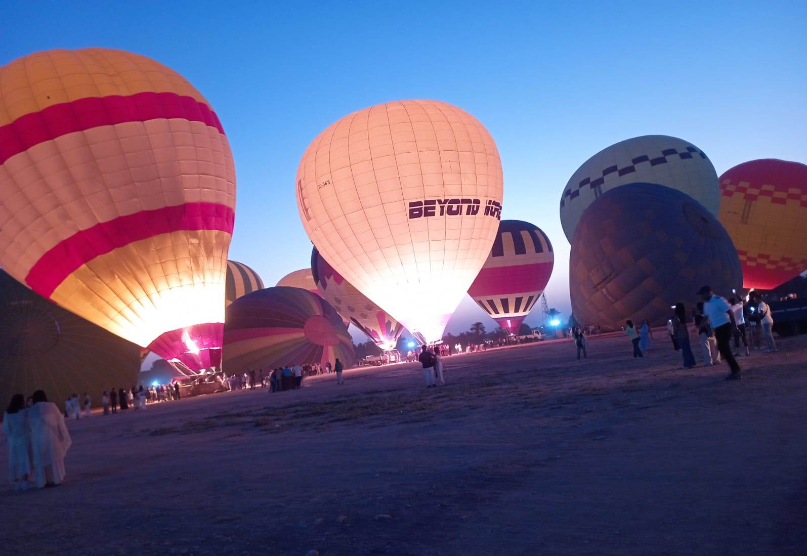 تجهيز البالونات فى أرض المطار للتحليق بالسماء