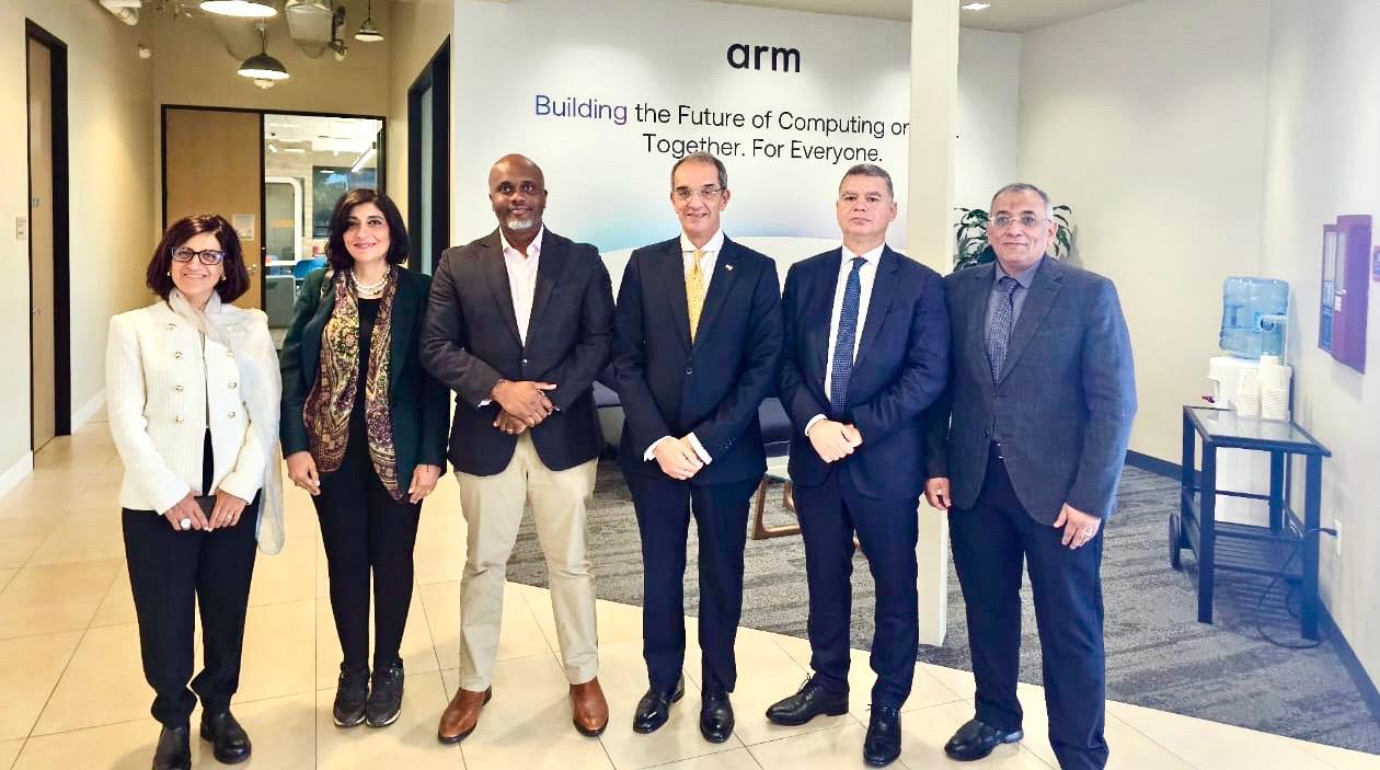 وزير الاتصالات يبحث فرص الاستثمار مع شركات عالمية