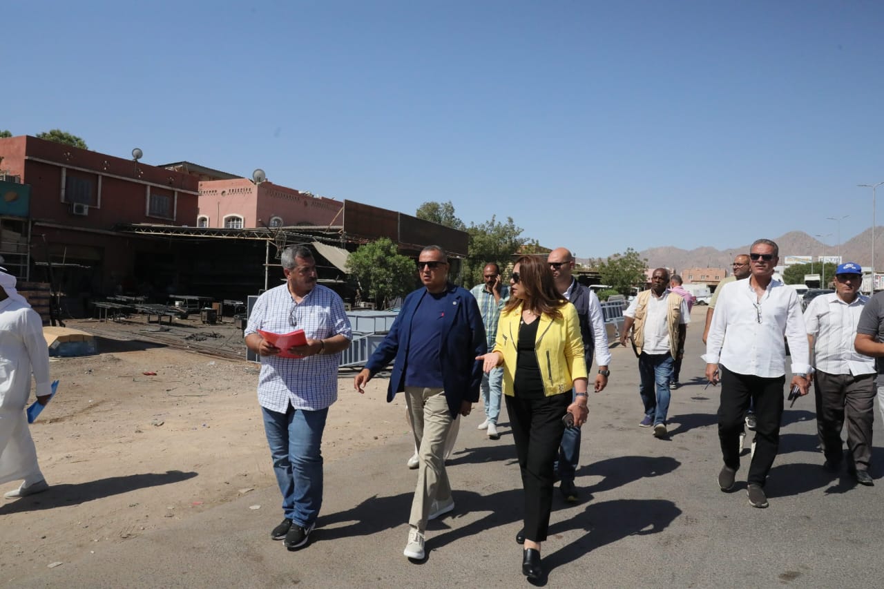 جانب من جولة الوزيرة جانب من جولة الوزيرة