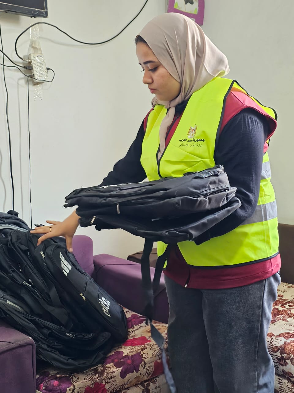 جانب من توزيع الشنط جانب من توزيع الشنط