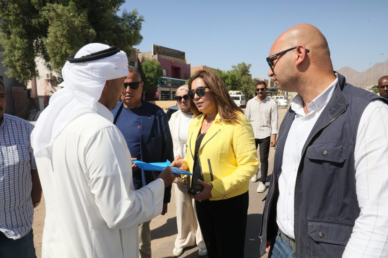 جانب من زيارة الوزيرة جانب من زيارة الوزيرة