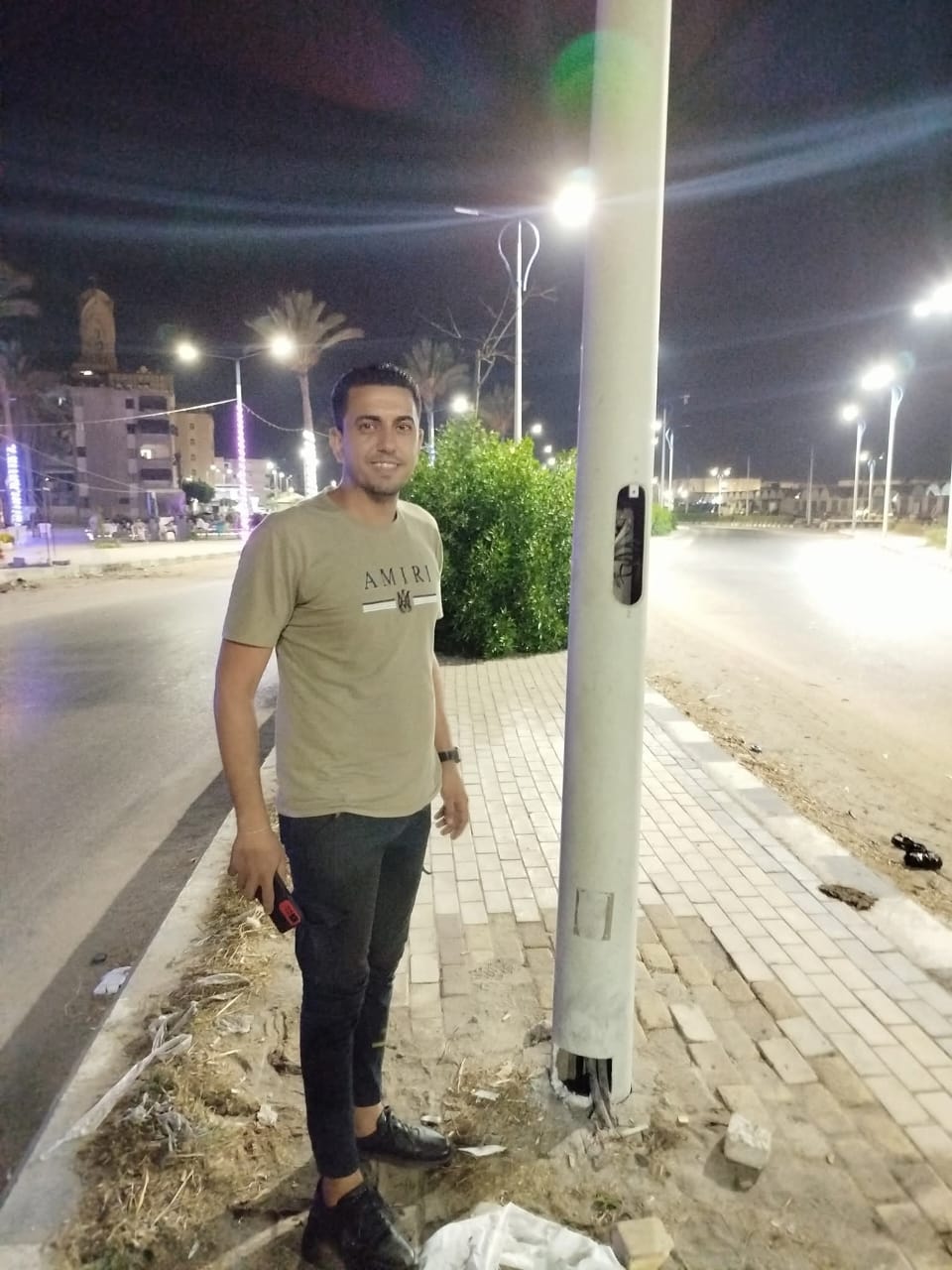 رجال الشرطة أثناء عملية إنقاذ قطة صغيرة من داخل عمود إنارة (2)