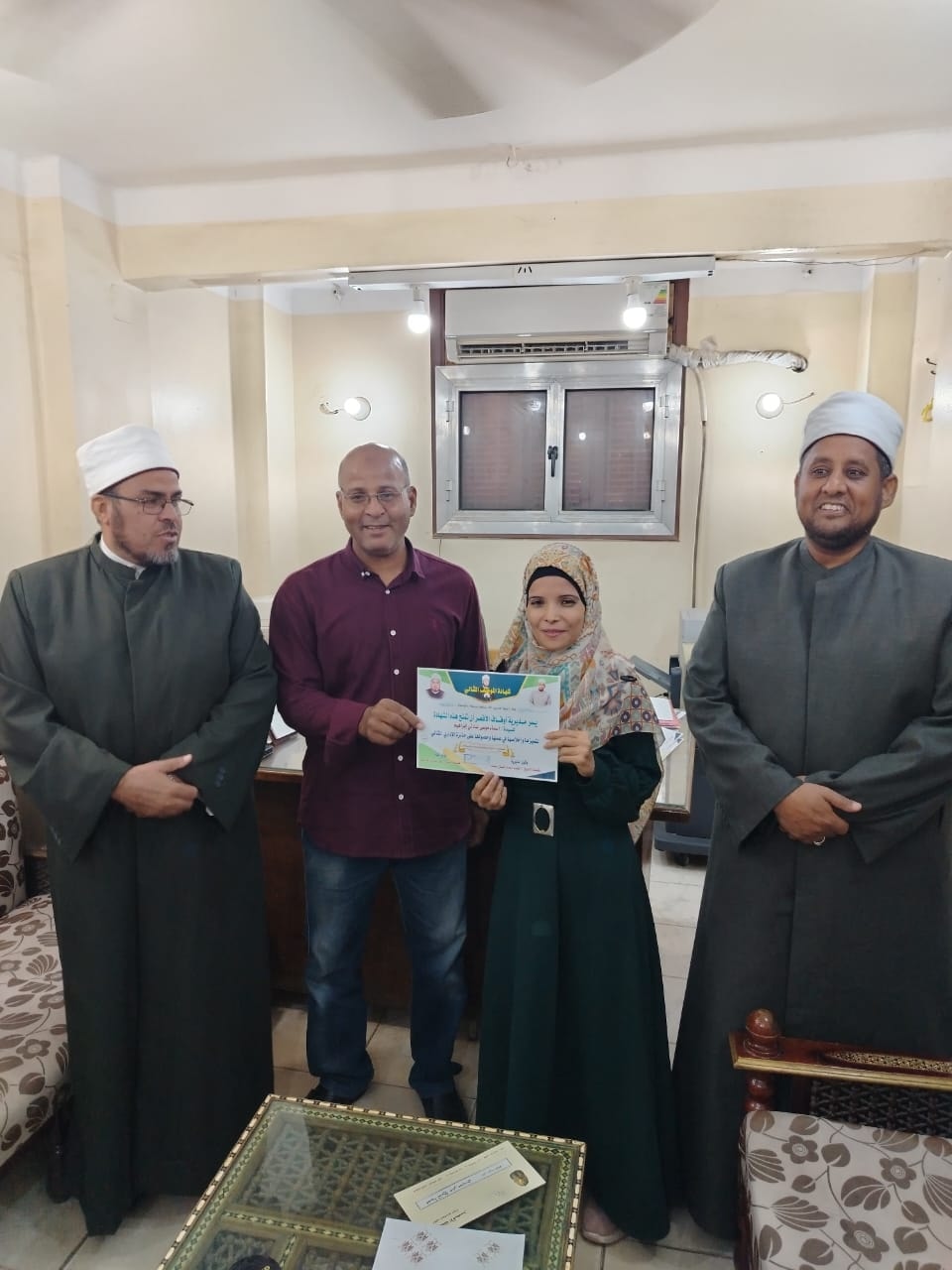 الفائزين بجائزة الموظف المثالى لتشجعيهم على العمل بالمساجد