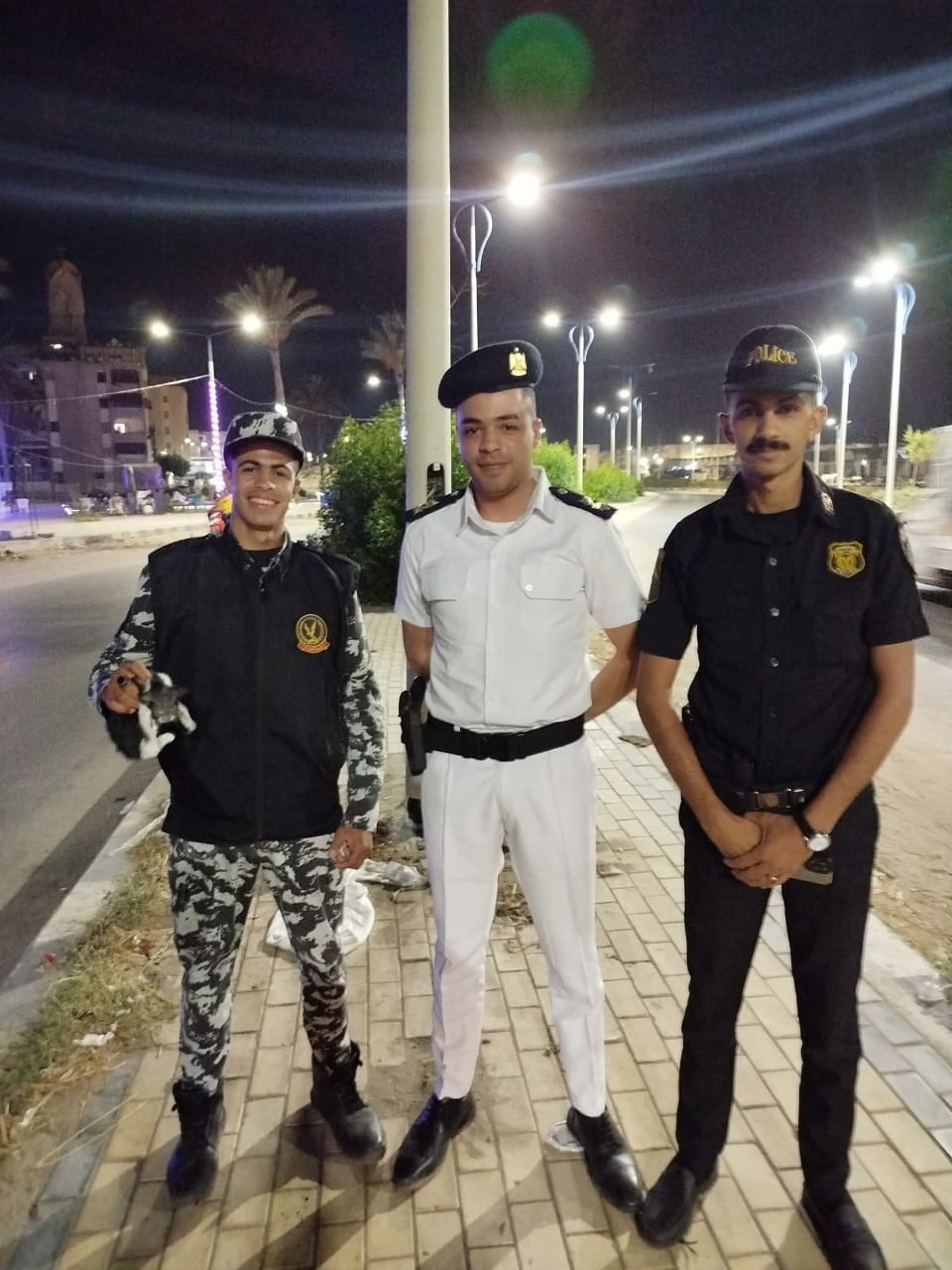 رجال الشرطة أثناء عملية إنقاذ قطة صغيرة من داخل عمود إنارة (4)