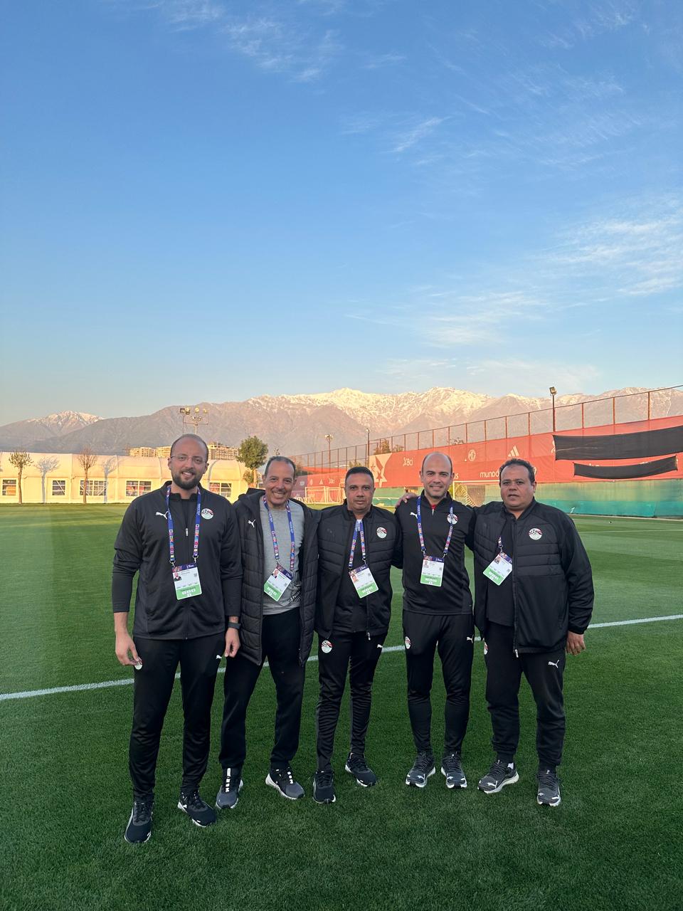 حماده أنور وابوعبله مع الجهاز المعاون لمنتخب الشباب