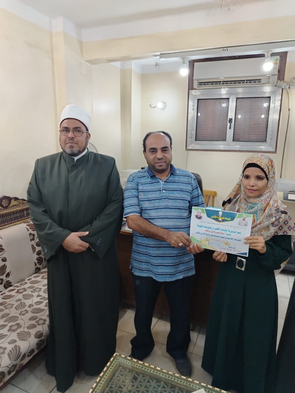 تكريم الفائزين بجائزة الموظف المثالى لتشجعيهم على العمل بالمساجد