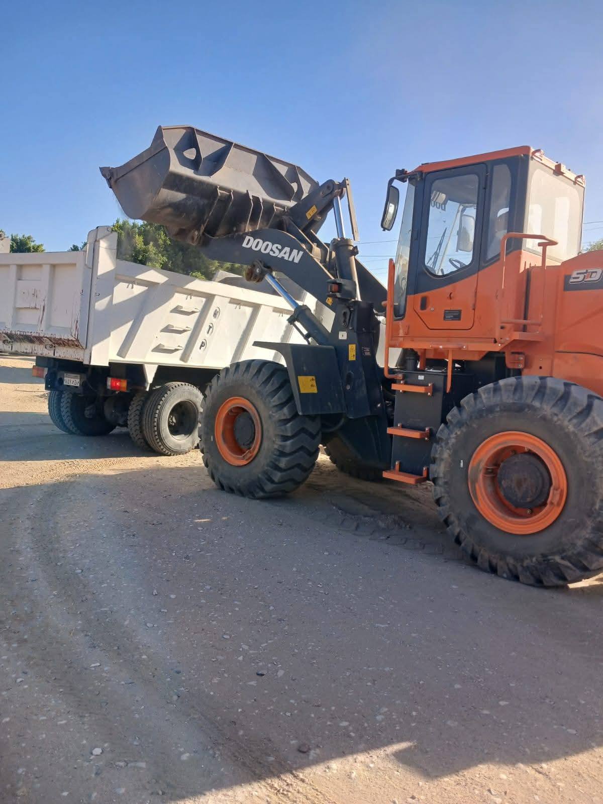 رفع مخلفات مبانٍ وأتربة بقرية العديسات قبلي بالطود