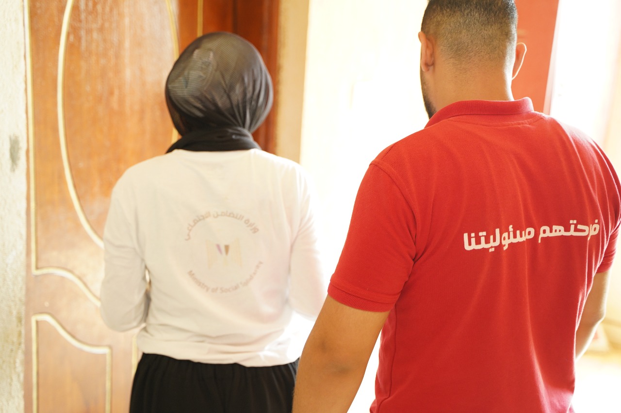 توزيع الملابس والشنط المدرسية على الأسر توزيع الملابس والشنط المدرسية على الأسر