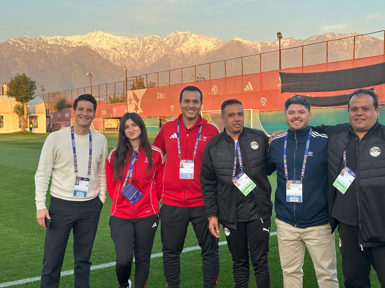 حماده أنور مع مسئولي الفيفا