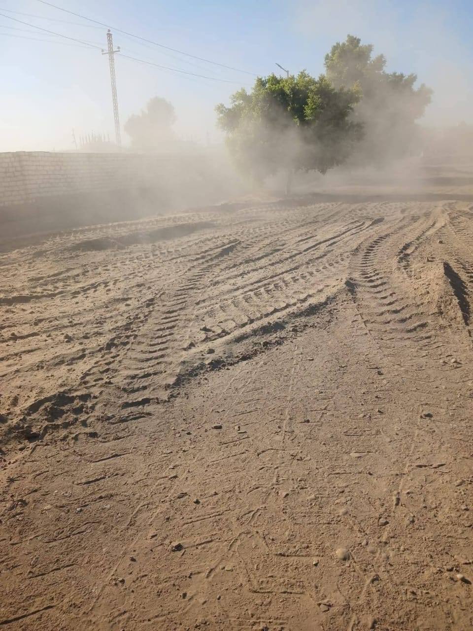 عمليات رفع مخلفات مبانٍ وأتربة بقرية العديسات قبلي بالطود