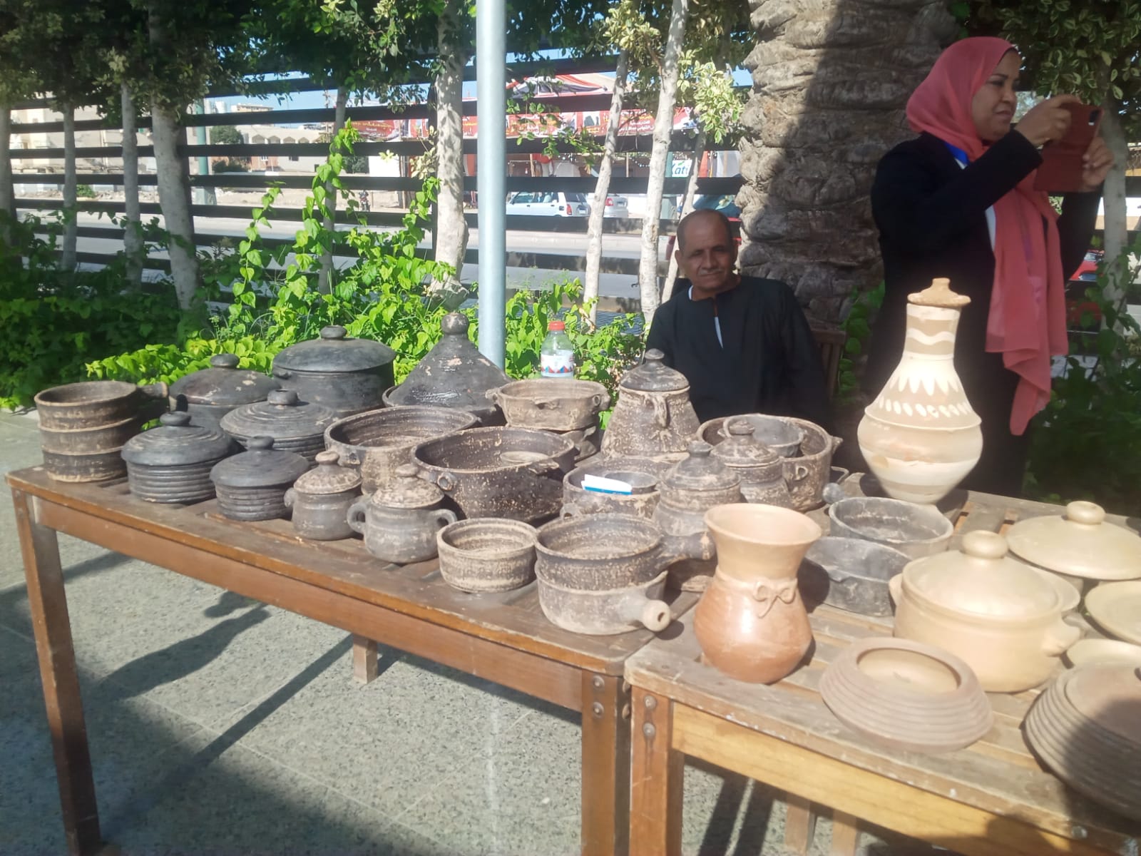 صانع فخار قنائي يتعرض مهاراته بمهرجان دمياط