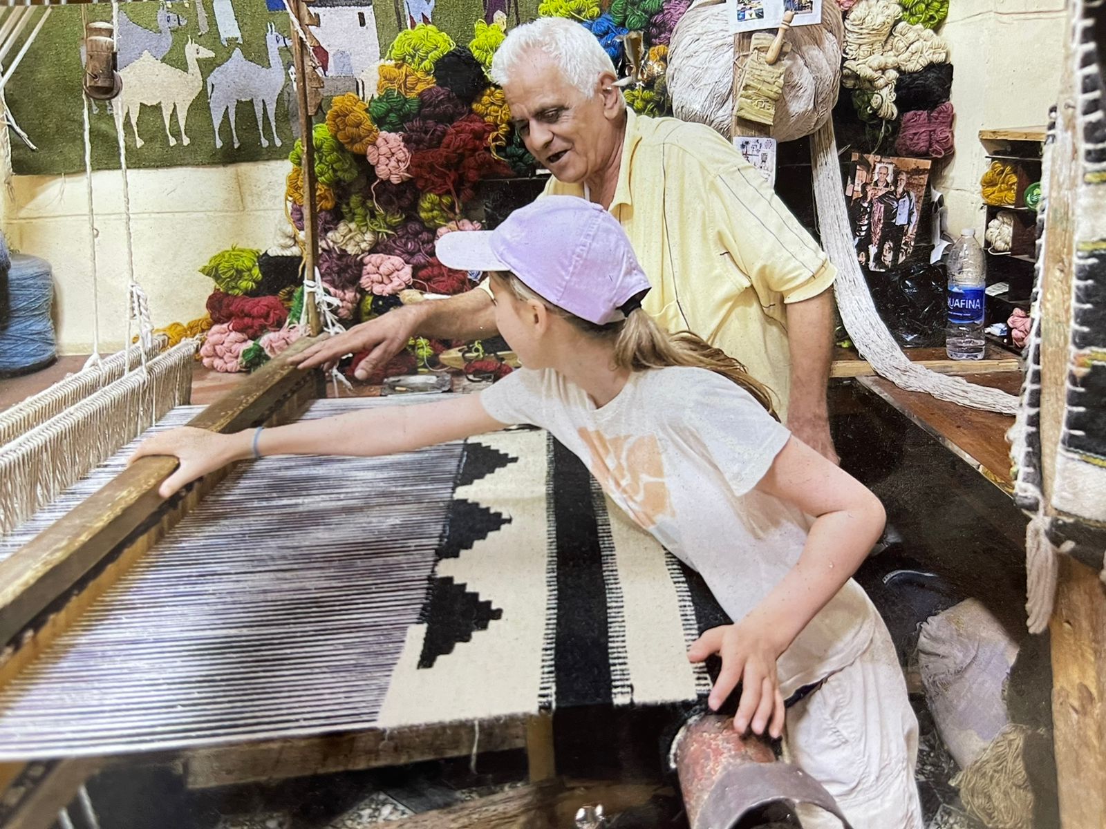 عم جابر يعلم سائحة صناعة السجاد اليدوي