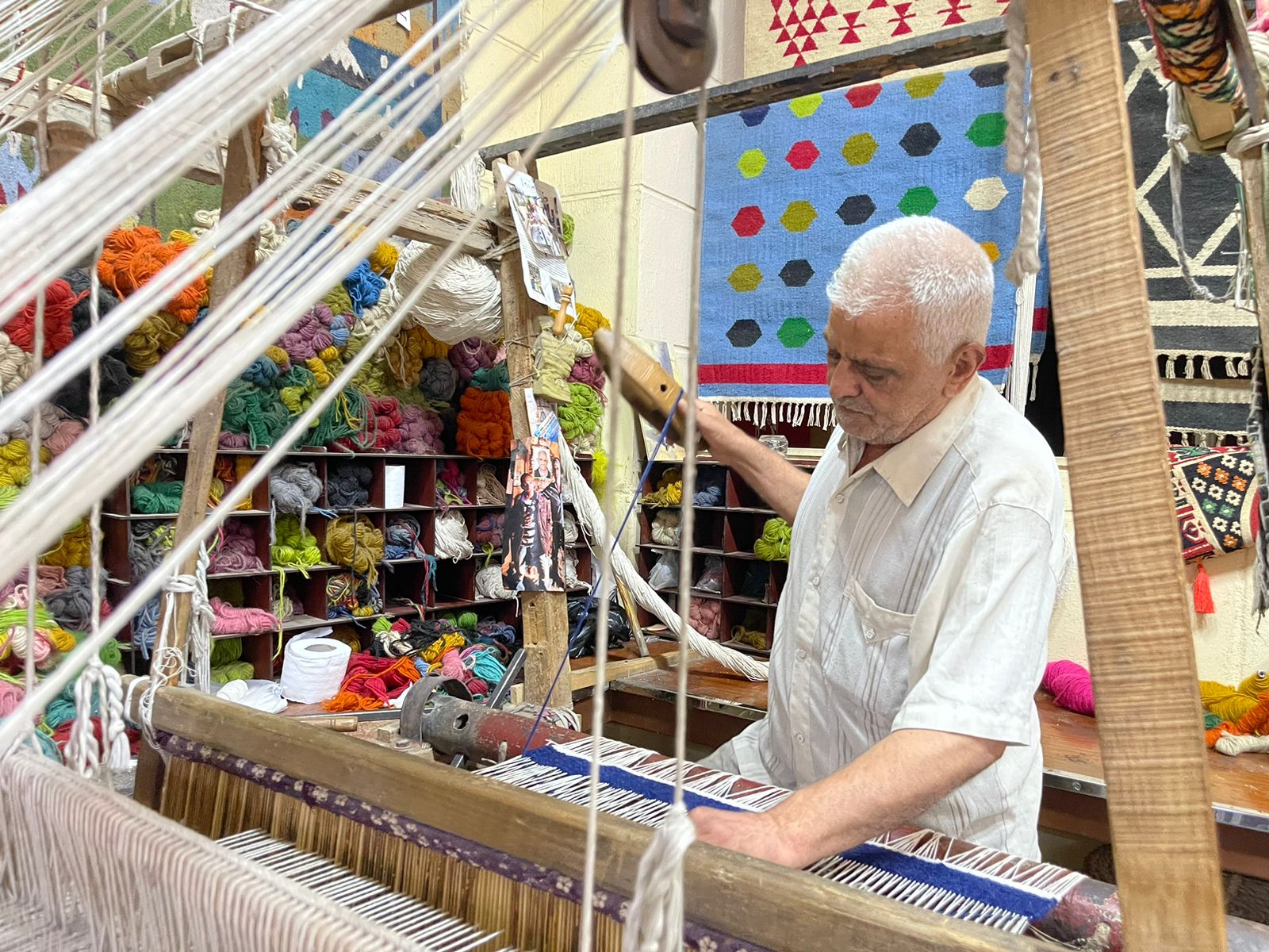 صانع السجاد اليدوي