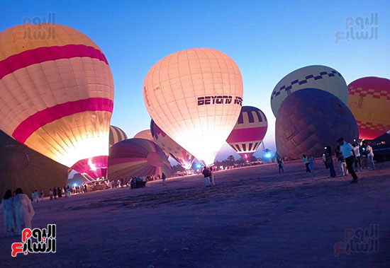 تجهيز-البالونات-فى-أرض-المطار-للتحليق-بالسماء تجهيز-البالونات-فى-أرض-المطار-للتحليق-بالسماء