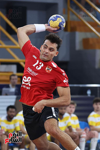 تسديدة من لاعب الأهلى