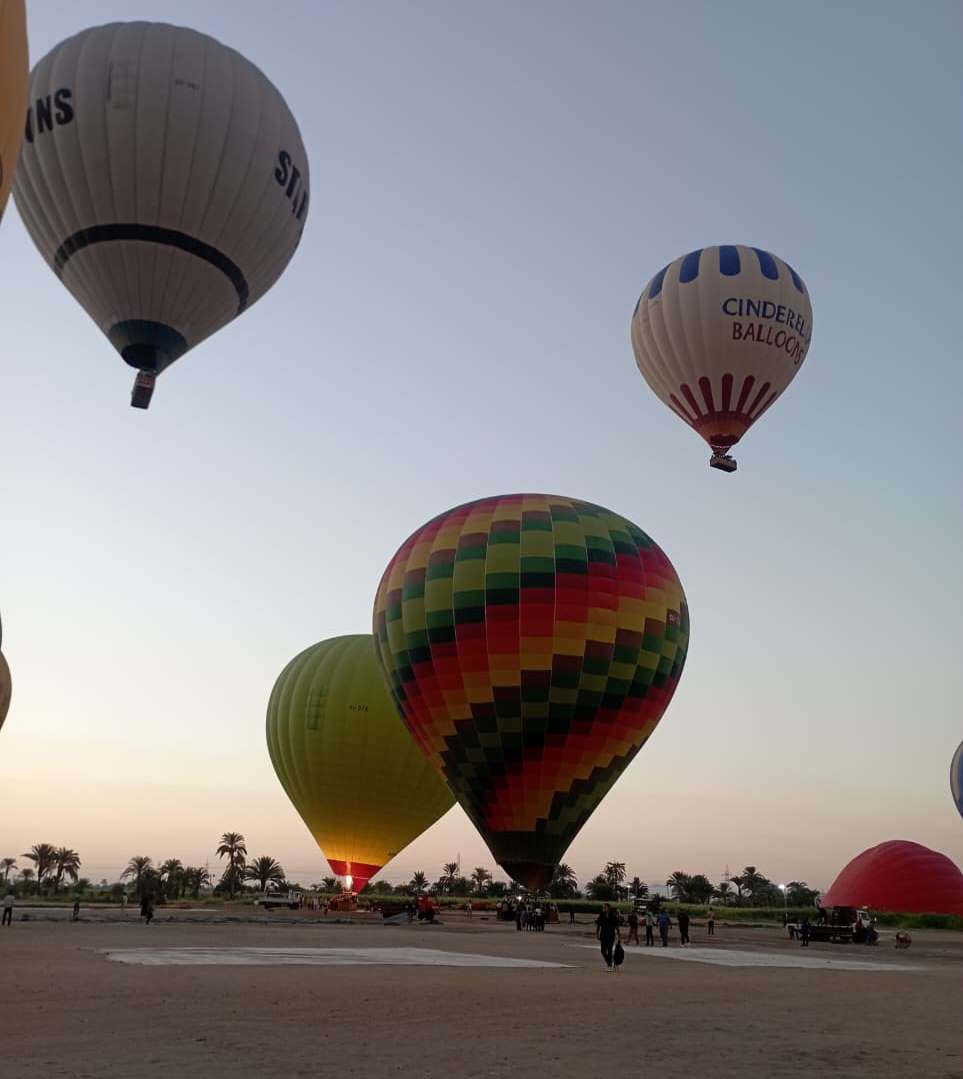 سحر خروج رحلات البالون الطائر بالبر الغربى