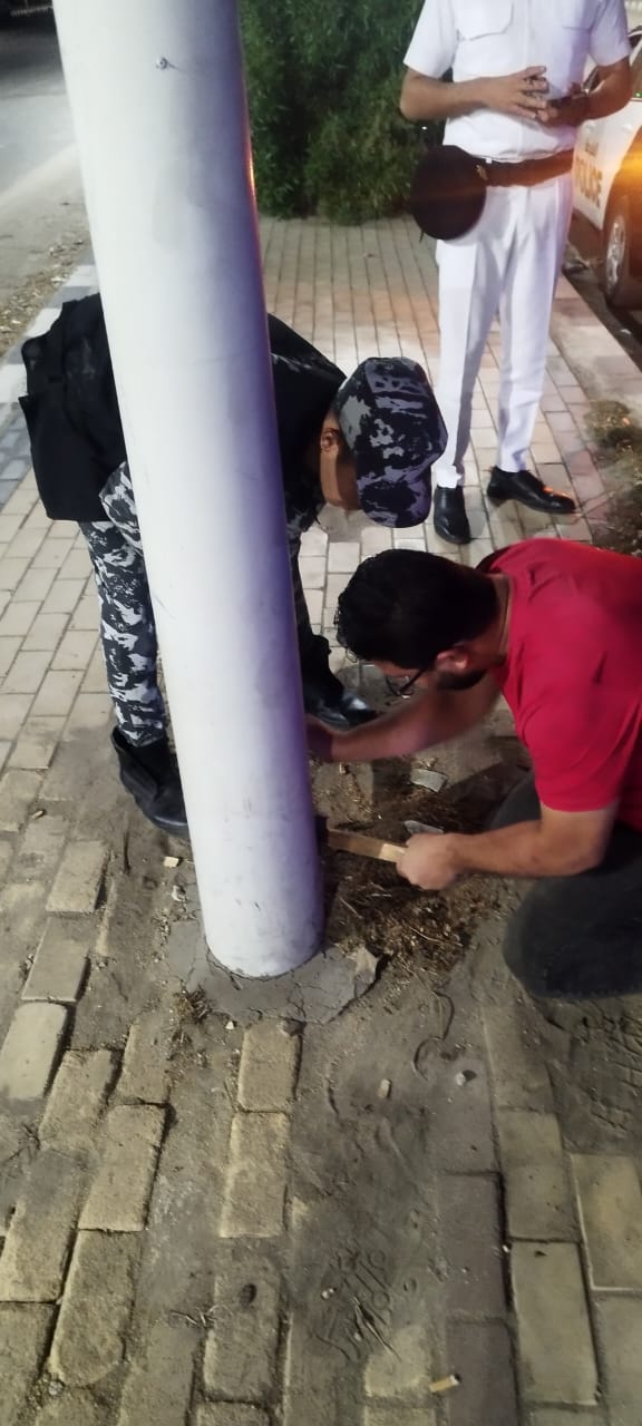 رجال الشرطة أثناء عملية إنقاذ قطة صغيرة من داخل عمود إنارة (3)