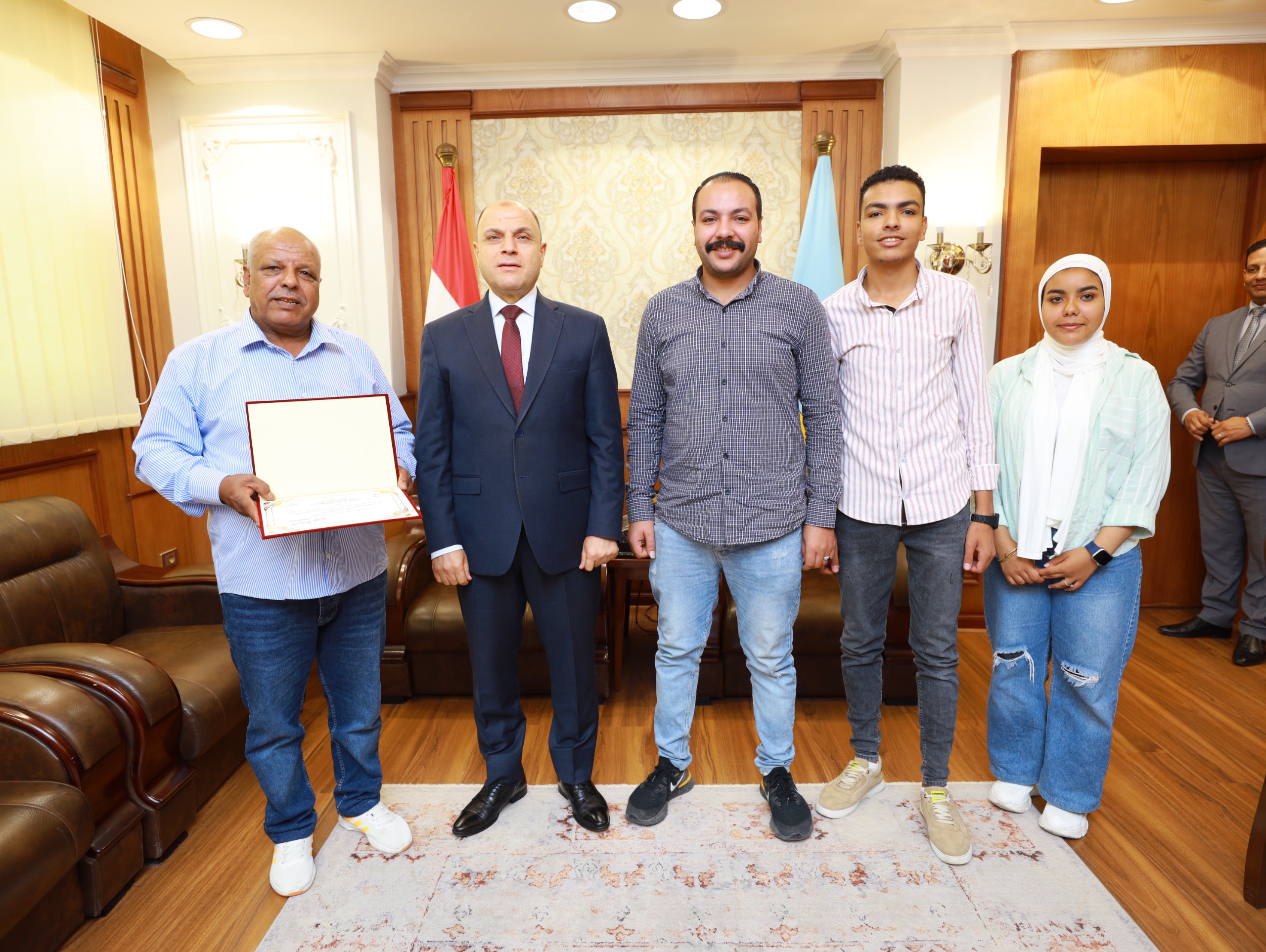 محافظ كفرالشيخ يكرم محمود ثابت لبلوغه السن القانونية للمعاش