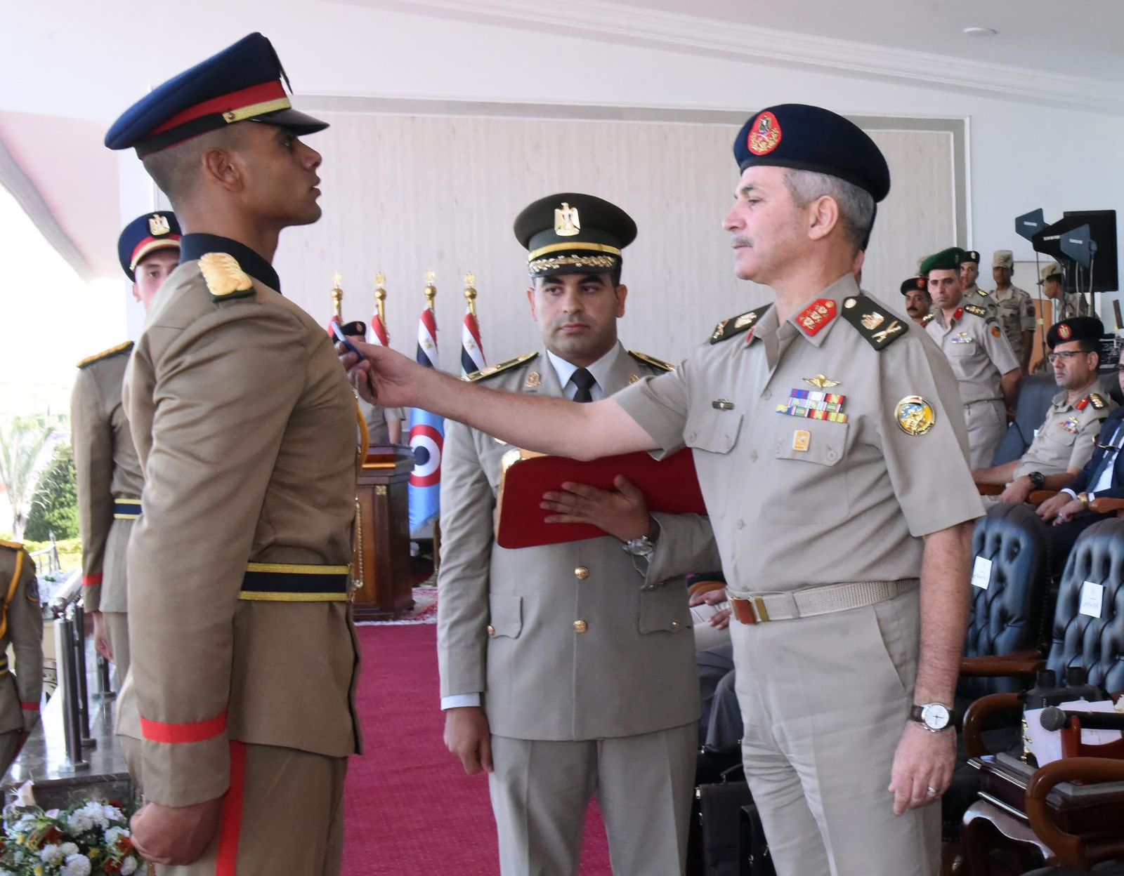 القوات المسلحة تحتفل بتخريج الدفعة 162 ضباط صف مُعلمين (2)