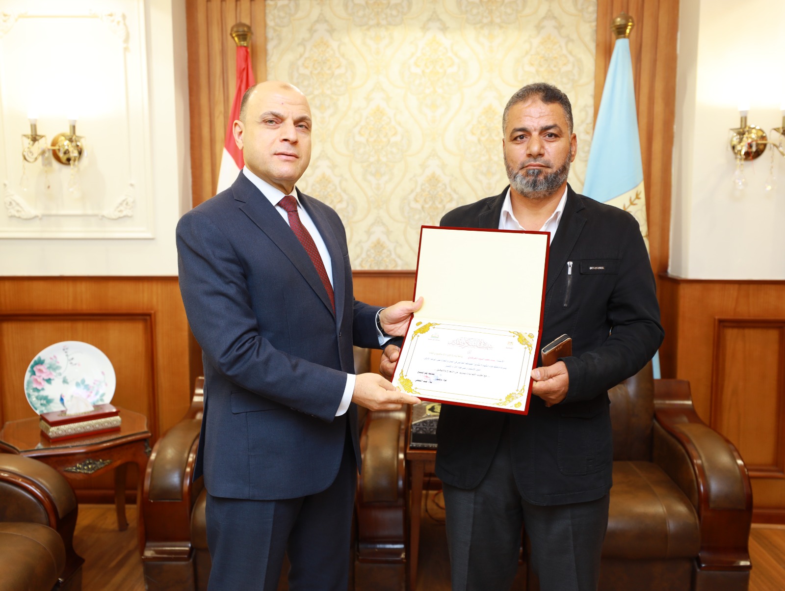 تكريم عضو من أعضاء إدارة الإرادات