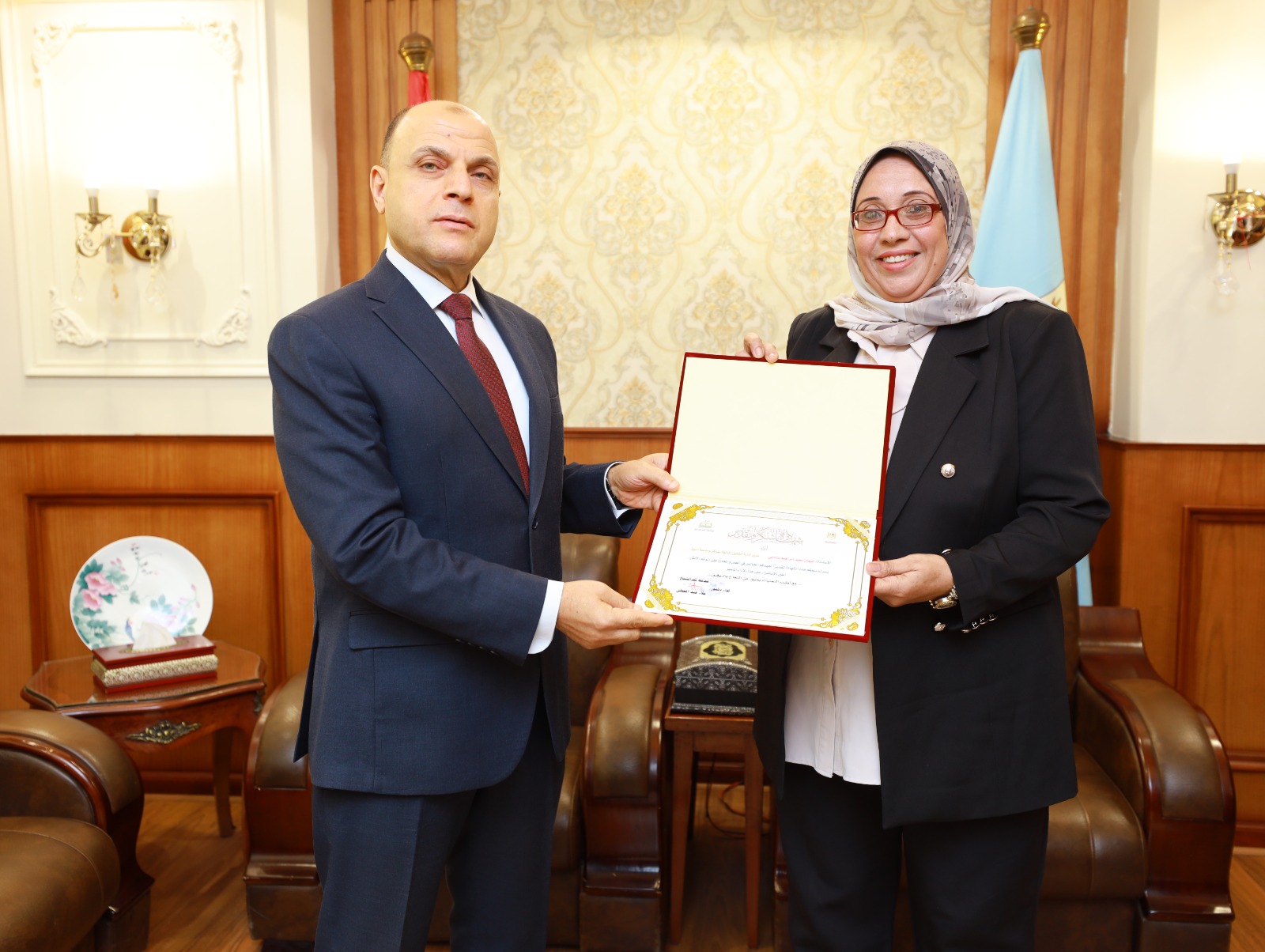 محافظ كفر الشيخ يكرم عضوة إدارة الإرادات