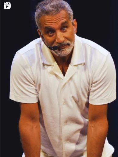 باسم أثناء تقديم احد العروض