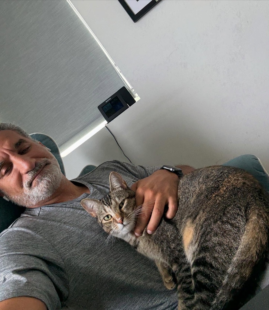 باسم يوسف مع قطه باسم يوسف مع قطه