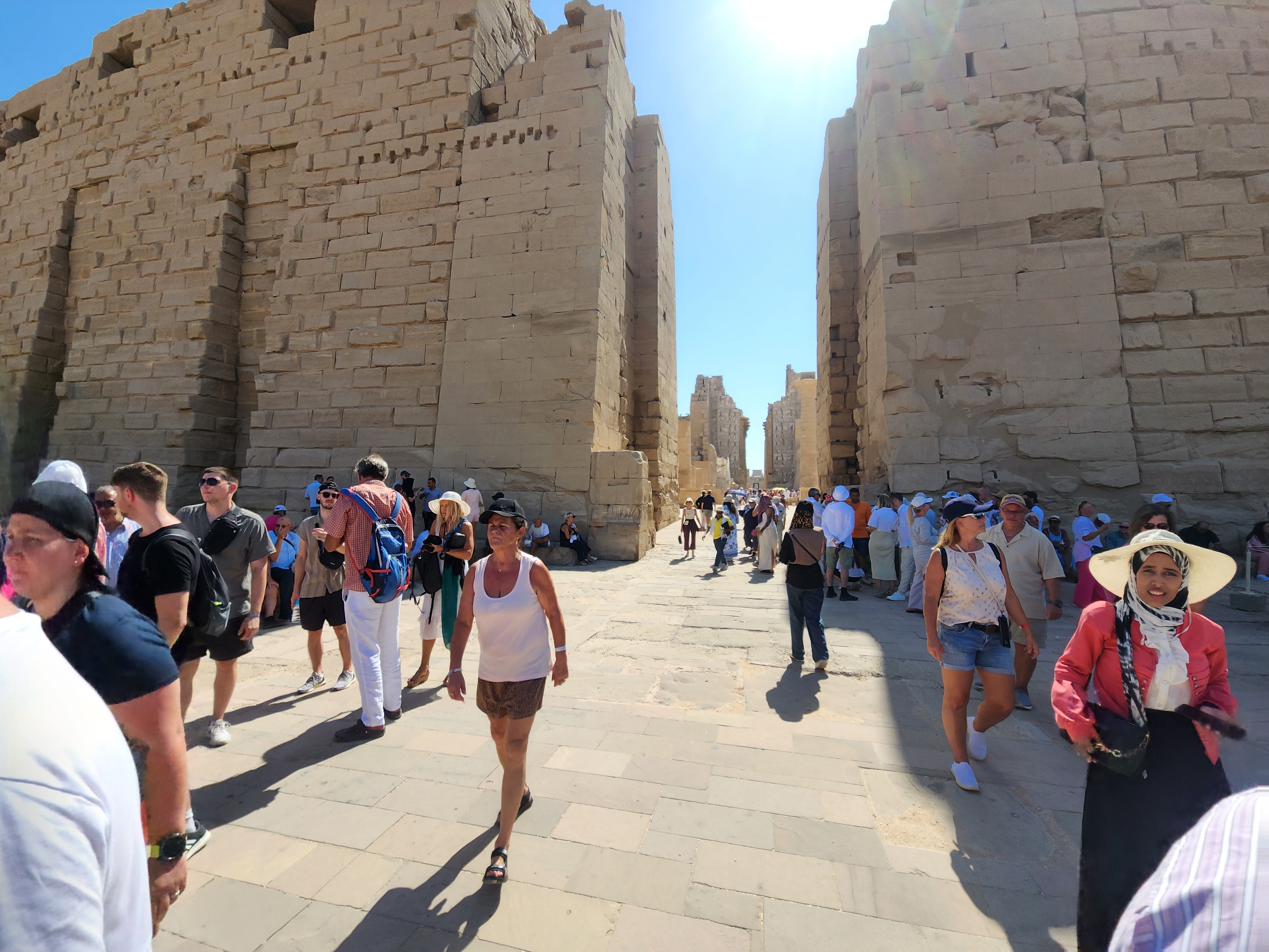 إقبال سياحي كبير على معابد الكرنك