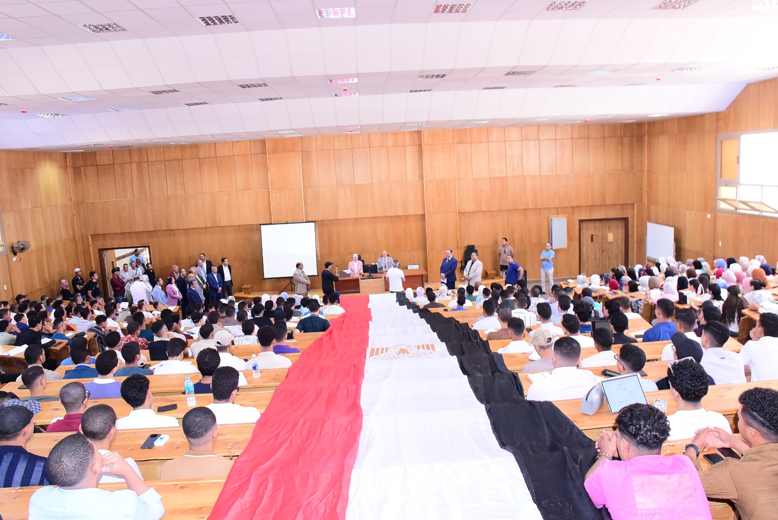 علم مصر يزين المدرج