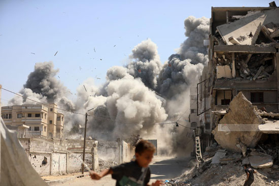 طائرات الاحتلال تستهدف مبنى سكني في مخيم الشاطئ غرب مدينة غزة