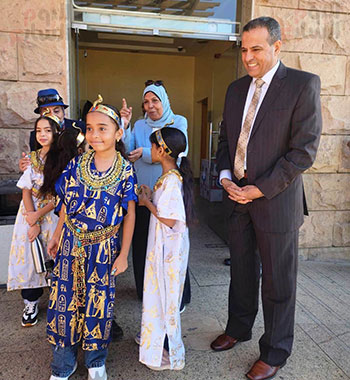 رئيس-مدينة-الأقصر-داخل-الكرنك-مع-أطفال-بالزي-الفرعونى