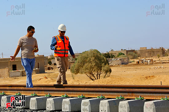 محرر اليوم السابع مع مسئول السكة