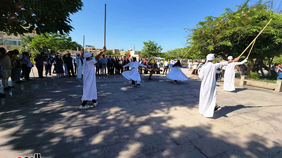 عروض-تحطيب-وتنورة-فى-معابد-الكرنك-أمام-السياح