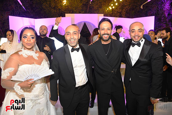 أحمد عصام والعروسان