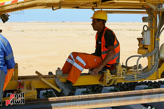 العامل يتحكم فى توزيع الفلنكات