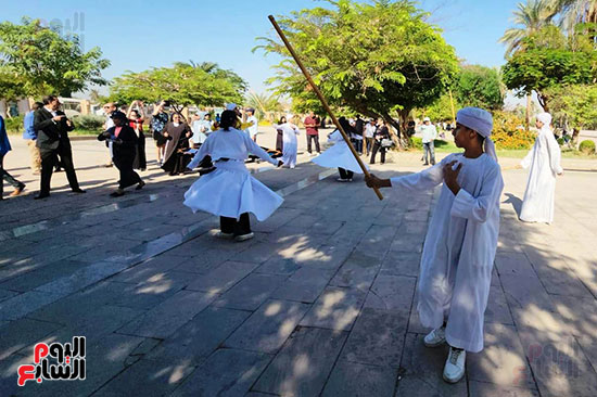 جانب-من-عروض-طلبة-المدارس-أمام-السياح