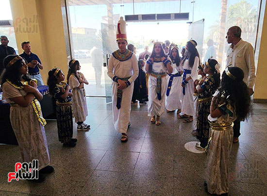 ممر-من-الأطفال-بالزي-الفرعونى-لإسعاد-السياح-فى-الكرنك