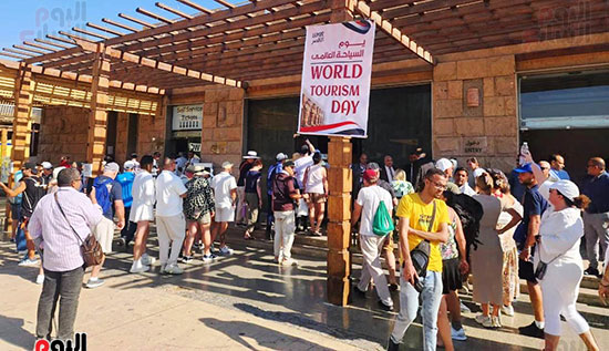 الأفواج-السياحية-تتوافد-على-معابد-الكرنك