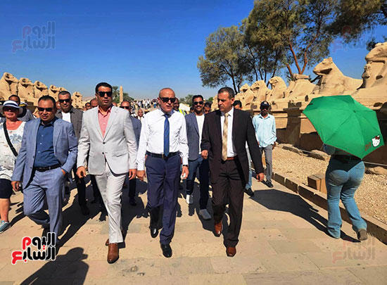 محافظ-الأقصر-ونائبه-خلال-جولتهم-بمعابد-الكرنك